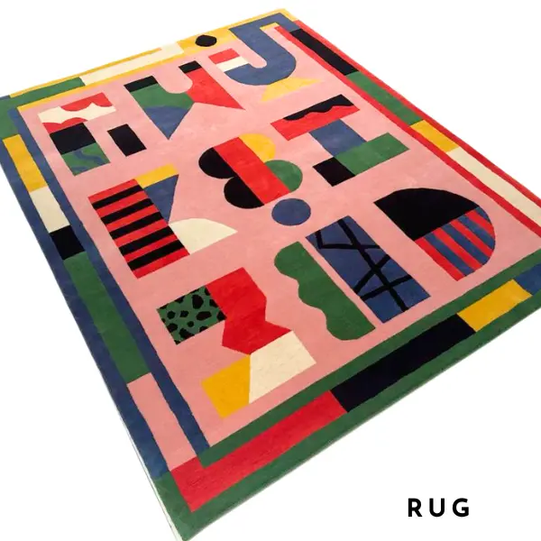 Tapis noué à la main, rose et coloré, avec des lettres graphiques dessinées par l'artiste italienne Camilla Falsini