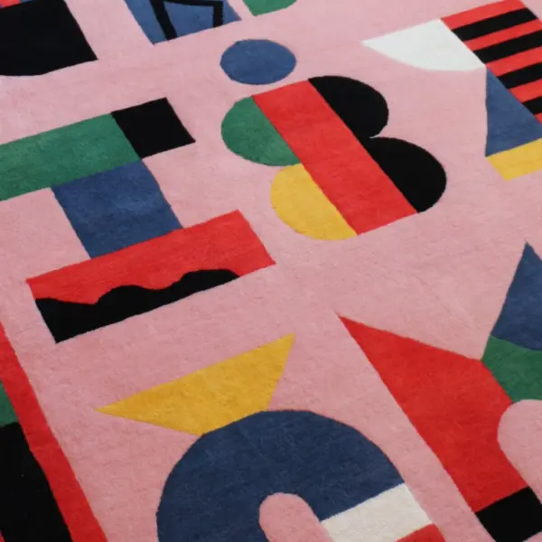Tapis noué à la main, rose et coloré, avec des lettres graphiques dessinées par l'artiste italienne Camilla Falsini