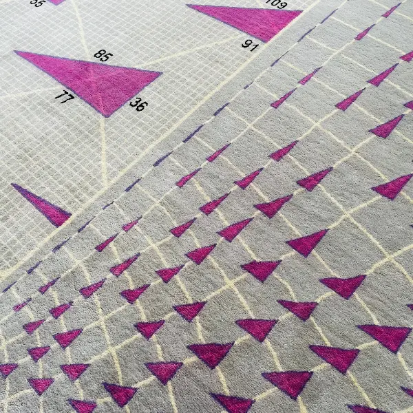 Le tapis le plus unique pour les mathématiciens : Tapis sur mesure du théorème de Pythagore, en gris, blanc, violet et rose.
