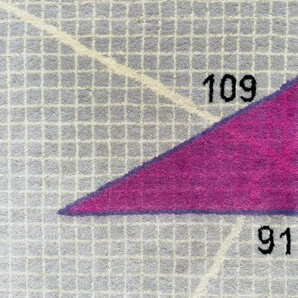Le tapis le plus unique pour les mathématiciens : Tapis sur mesure du théorème de Pythagore, en gris, blanc, violet et rose.