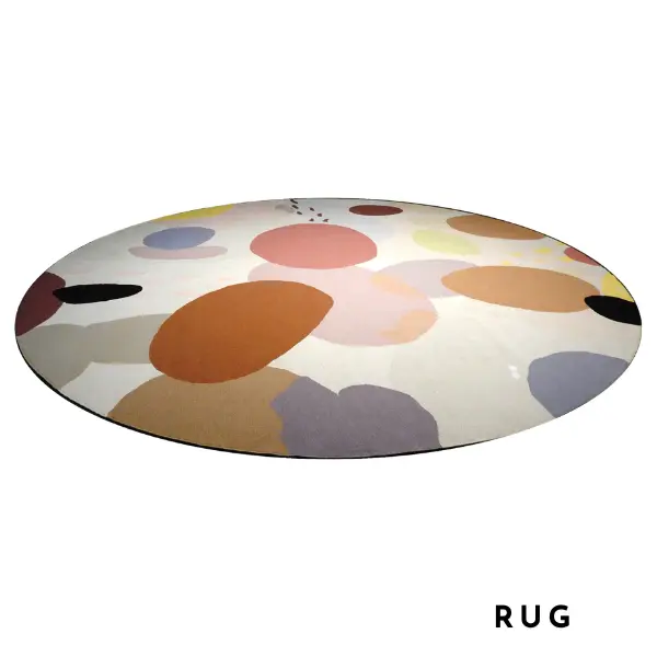 Kilim rond basé sur une aquarelle de l'artiste textile Ella Hartweger, dans de magnifiques tons pastel et des formes rondes qui se chevauchent.