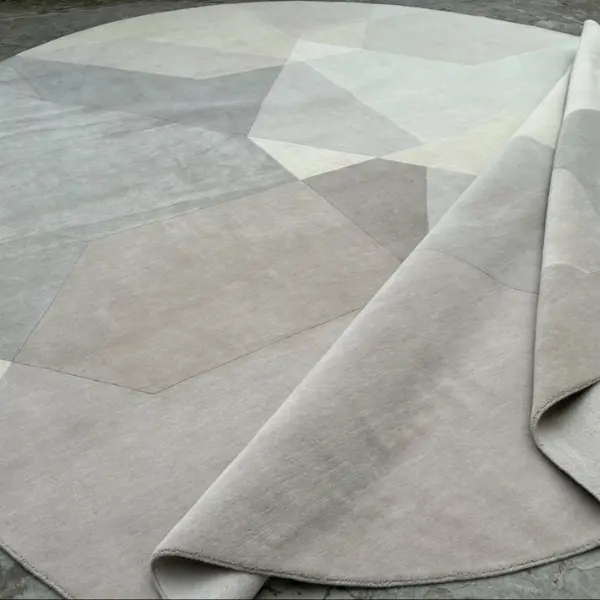 Tapis rond fait main sur mesure avec des octogones qui se chevauchent dans des tons variés de beige et de crème.