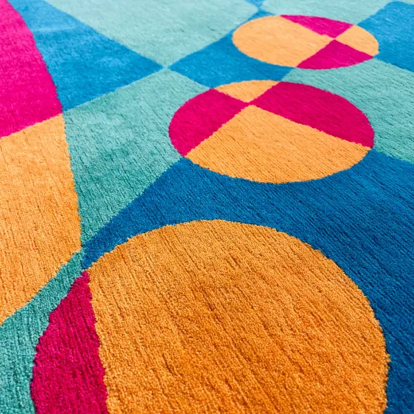 Gros plan sur un vibrant tapis sur mesure noué à la main à partir d'une œuvre d'art