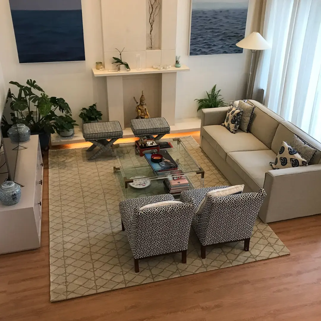 Tappeto intessuto a mano con motivo geometrico in beige e grigio per un soggiorno di ispirazione asiatica