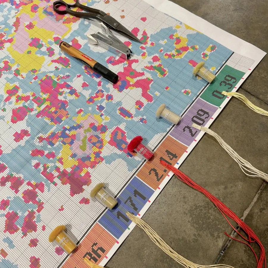 Close-up of the weaving graph, with each knot marked and coloured