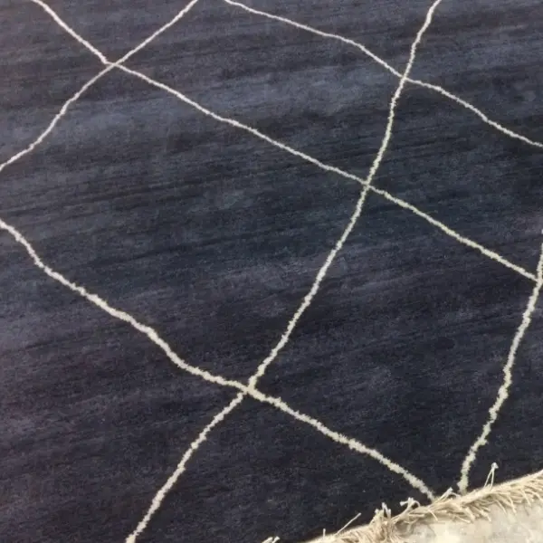 Alfombra que combina seda pura blanca y ortiga del Himalaya (Allo) teñida de negro
